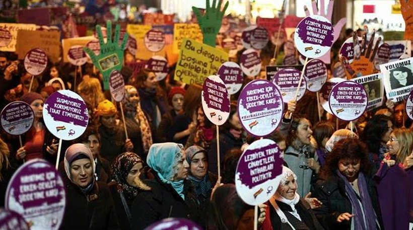 Γυναικεία διαμαρτυρία στην Τουρκία: Μην ασχολείσαι με τη μαντίλα και το σορτσάκι μου! - Media
