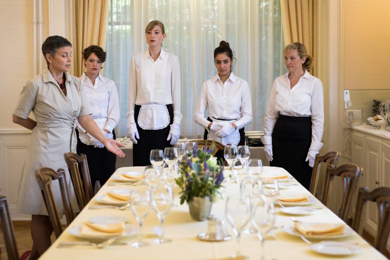 Μαθήματα savoir vivre από... χρυσάφι - Το ιδιωτικό σχολείο καλών τρόπων όπου φοίτησε και η Νταϊάνα  - Media