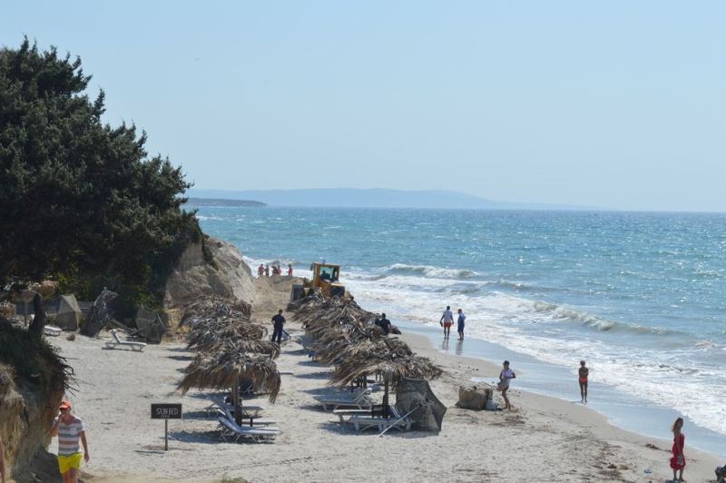 Κατολίσθηση αμμόλοφου σε παραλία με λουόμενους στην Κω (Video) - Media