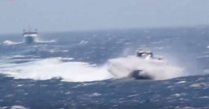 Φολέγανδρος: Τεράστια κύματα «καταπίνουν» πλοία στο λιμάνι (Video) - Media