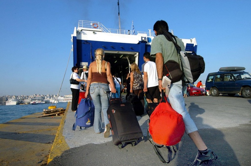 Ανεστάλησαν οι απεργιακές κινητοποιήσεις στις ακτοπλοϊκές γραμμές στο λιμάνι της Ραφήνας  - Media