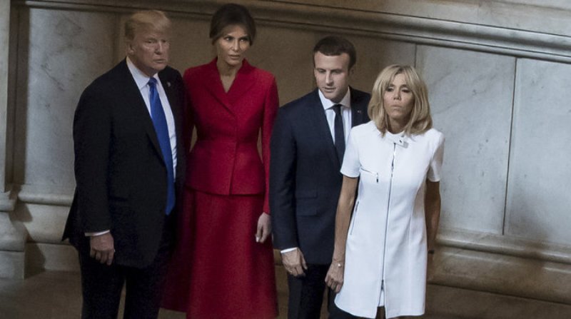 Απίστευτο: Η... άσεμνη χειρονομία του Μακρόν στη Μπριζίτ, μπροστά στον Τραμπ και τη Μελάνια  - Media