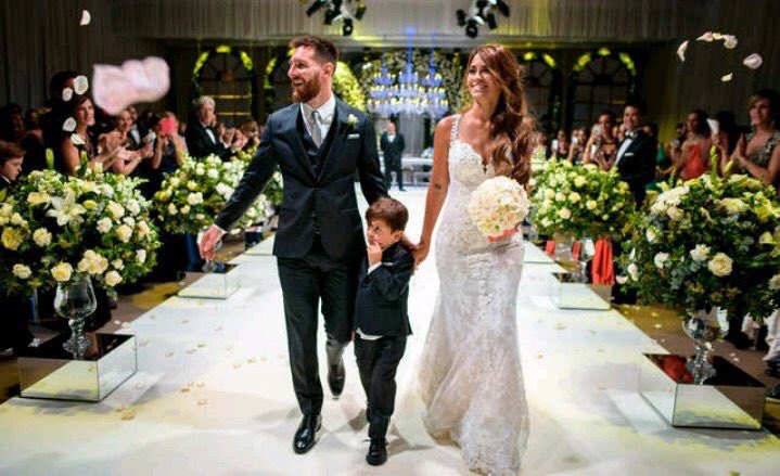 «Παραμυθένιος» γάμος διάσημου ποδοσφαιριστή: Τη γνώρισε όταν ήταν πέντε χρονών και τελικά την παντρεύτηκε (Photos) - Media Gallery