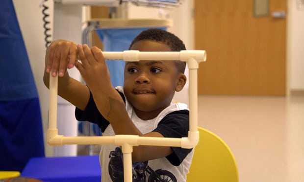 Επιτυχημένη η πρώτη διπλή μεταμόσχευση χεριών σε παιδί  - Media