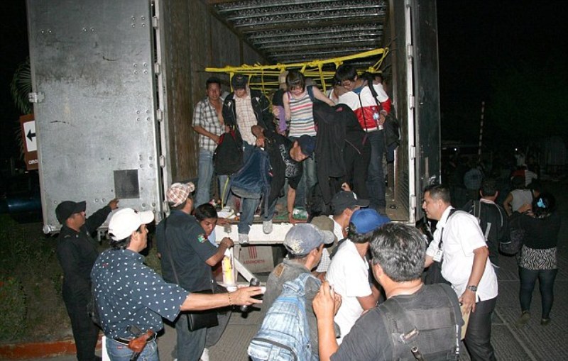 Διακινητής μετέφερε με το φορτηγό του, ανθρώπους στοιβαγμένους τον ένα πάνω στον άλλον – 9 νεκροί από ασφυξία  - Media