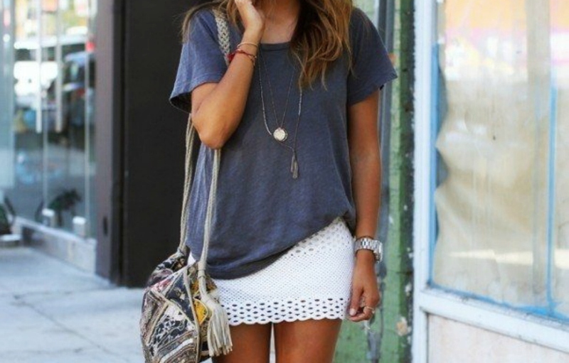 Τη συνέλαβαν γιατί φορούσε... μίνι και κοντό μπλουζάκι (Video) - Media