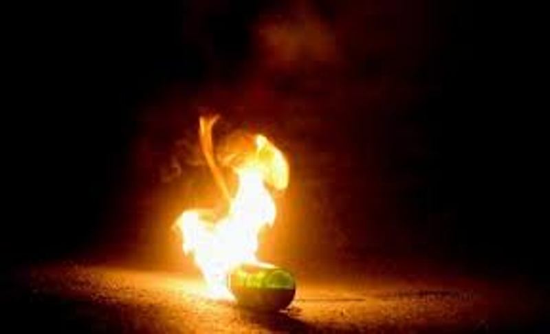 Επίθεση με μολότοφ στους αστυνομικούς έξω από τα γραφεία του ΠΑΣΟΚ - Media