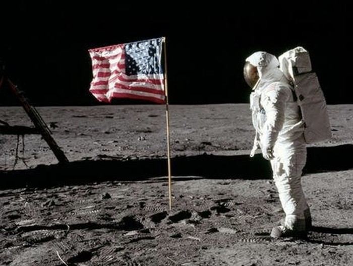 Τι απέγιναν οι σημαίες που κάρφωσαν οι αστροναύτες στη Σελήνη;  - Media