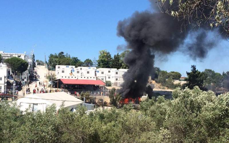 Κόλαση στη Μόρια: Συγκρούσεις μεταναστών-αστυνομίας - Συλλήψεις και τραυματισμοί - Media