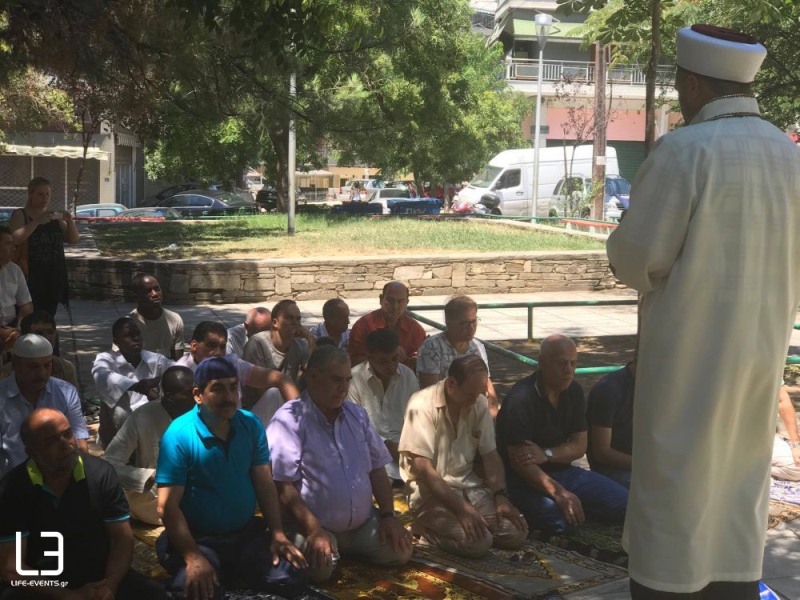 Μουσουλμάνοι προσευχήθηκαν δημόσια σε πάρκο στη Θεσσαλονίκη (video) - Media