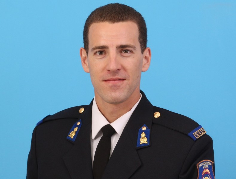 Αυτός είναι ο πυροσβέστης που έχασε τη ζωή του στην πυρκαγιά του Ζευγολατιού - Θλίψη στο Πυροσβεστικό Σώμα - Media