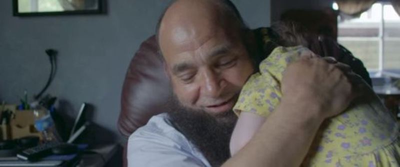 Ένας υπέροχος άνθρωπος: Γίνεται πατέρας παιδιών που πεθαίνουν όταν ο κόσμος τα έχει ξεχάσει(Video) - Media