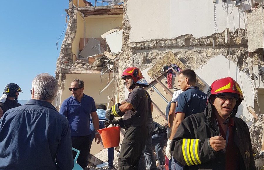 Ιταλία: Κατέρρευσε τετραώφορο κτίριο στη Νάπολη – Αγνοούνται οκτώ άνθρωποι (Videos) - Media