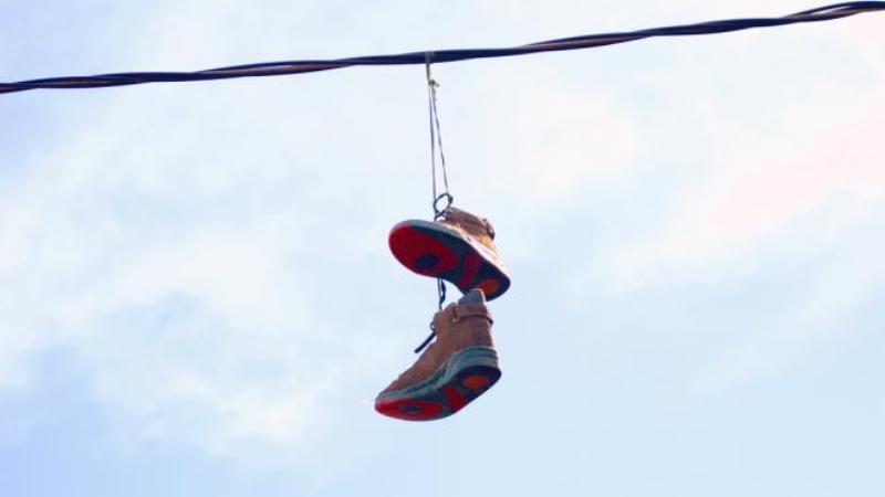 Πάτρα: Τι είναι τα κρεμασμένα παπούτσια που βλέπουμε στα καλώδια της ΔΕΗ; - Media