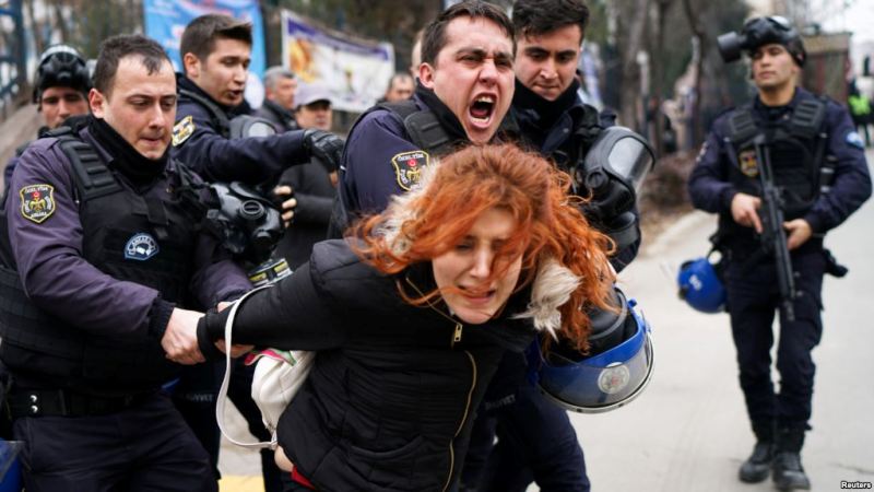 Σύλληψη δύο ακτιβιστριών για τα ανθρώπινα δικαιώματα στην Κωνσταντινούπολη  - Media