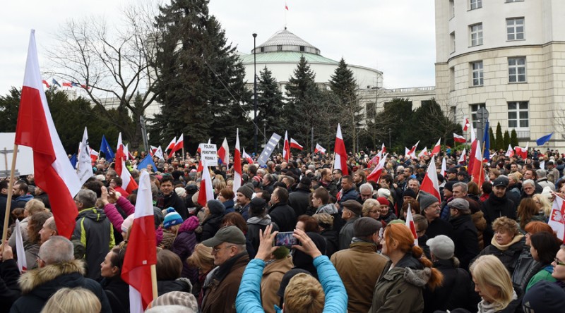 Oι Πολωνοί δεν αντιστέκονται μαζικά στην κυβέρνησή τους - Media