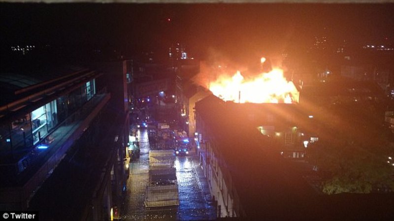 Πανικός στο Λονδίνο: Νέα πυρκαγιά στο Κάμντεν-Ολονύχτια μάχη με τις φλόγες - Media