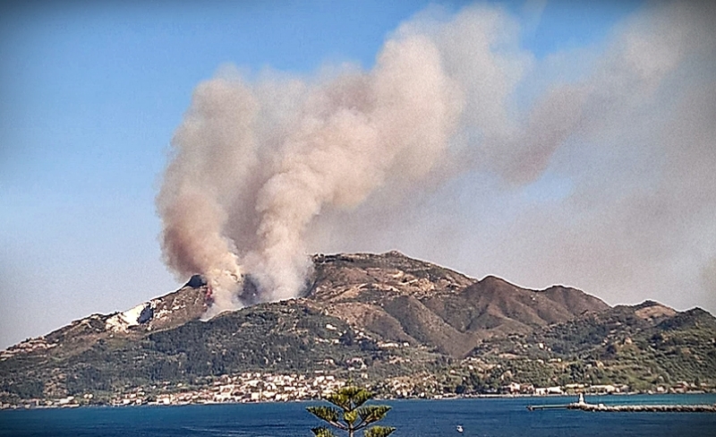 Μάχη με τις φλόγες στο όρος Σκοπό στη Ζάκυνθο - Media