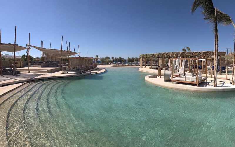 Αυτή είναι η μεγαλύτερη παραθαλάσσια πισίνα της Ευρώπης και βρίσκεται στη Μύκονο (Photos, Video) - Media