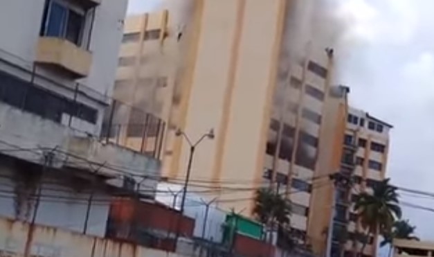Πήδηξε από τον 9ο όροφο του υπουργείου Οικονομικών και επέζησε (Video) - Media