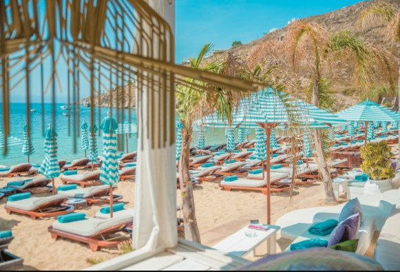 Πόσο κοστίζει η ξαπλώστρα στα νησιά; Ο τιμοκατάλογος από Κεφαλονιά ώς Μύκονο  - Media