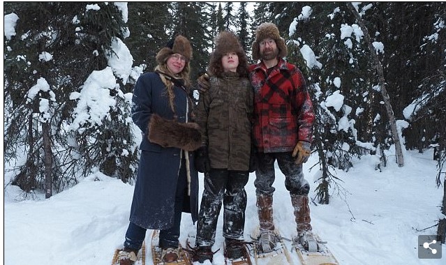 Η πιο απομονωμένη οικογένεια του κόσμου: 300 χλμ. μακριά το επόμενο σπίτι - Αρκούδες και λύκοι οι μοναδικοί γείτονες (Photos) - Media
