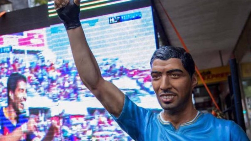 Βανδάλισαν το άγαλμα του Σουάρες στην Ουρουγουάη (Photo) - Media