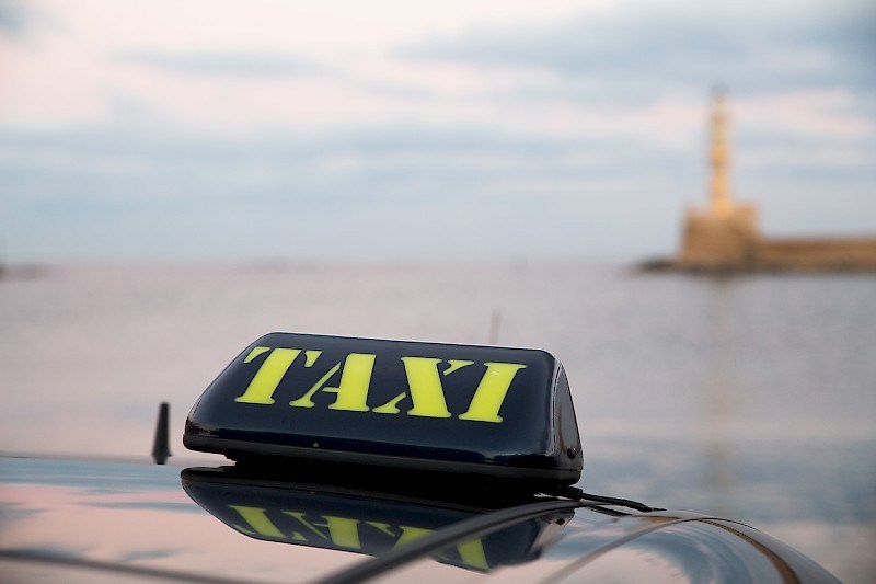 Κρήτη: Πολύτεκνος ταξιτζής βρήκε 5.000 λίρες και τις επέστρεψε - Media