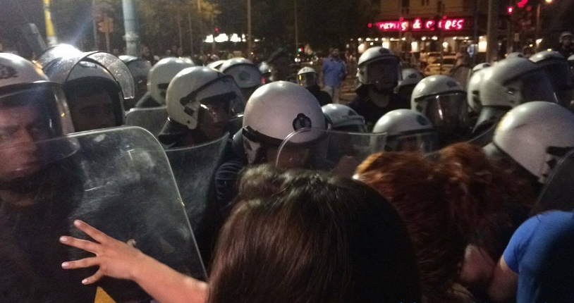 Ένταση και επεισόδια στην ΕΡΤ3 - Διαδηλωτές ήθελαν να μπουν στο κτίριο (Video) - Media