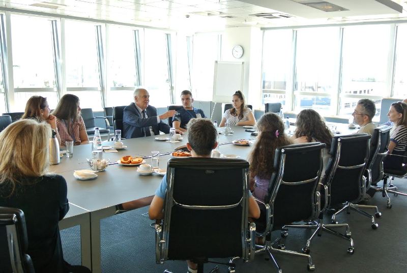 Επίσκεψη στην ΕΛΠΕ από τις νικήτριες ομάδες του πανελληνίου μαθητικού διαγωνισμού φυσικών επιστημών - Media