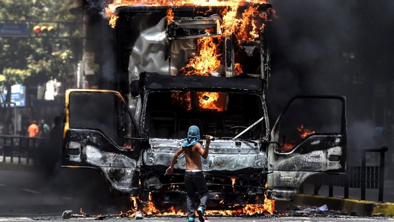 «Κόλαση» στη Βενεζουέλα: Δύο άνθρωποι κάηκαν ζωντανοί από διαδηλωτές (Video, σκληρές εικόνες) - Media