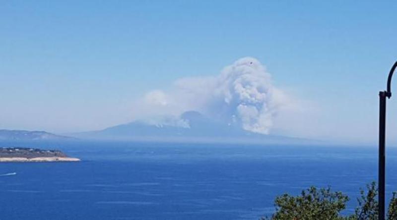 Τρομακτικές εικόνες από την φωτιά στον Βεζούβιο: Πυκνά σύννεφα καπνού και... πρόσωπα (Photos, Video) - Media
