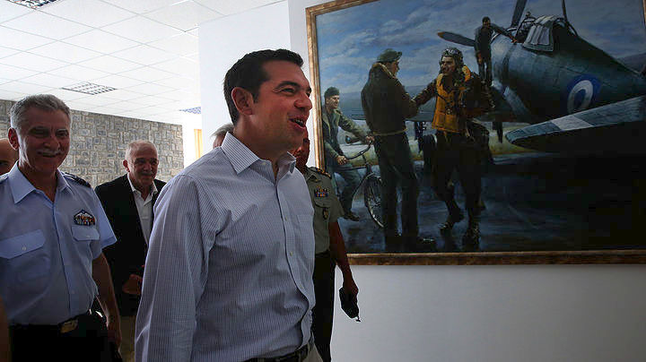 O Tσίπρας στη βάση των Canadair: Ένα μεγάλο ευχαριστώ για το έργο των πυροσβεστών - Media