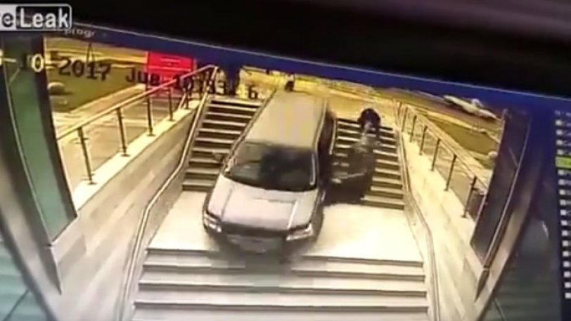 Μία οδηγός πάρκαρε, αλλά ξέχασε το χειρόφρενο - Δεν θέλετε να ξέρετε τι συνέβη (Video) - Media