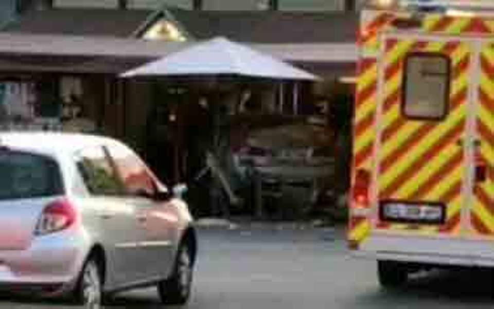 Αυτοκίνητο «εισέβαλε» σε πιτσαρία κοντά στο Παρίσι - Νεκρό 8χρονο κοριτσάκι, αρκετοί οι τραυματίες - Media