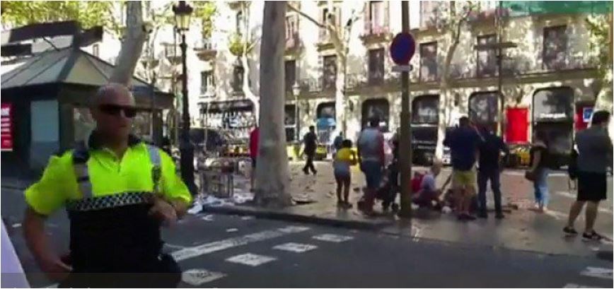 Οχυρωμένοι στο μπαρ της Βαρκελώνης οι ένοπλοι - Ακούγονται πυρά     - Media