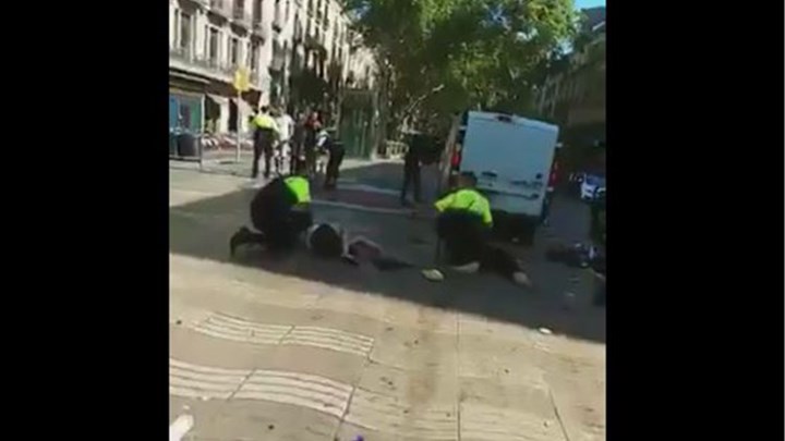 Σοκαριστικό βίντεο: Δευτερόλεπτα μετά το τρομοκρατικό χτύπημα στη Βαρκελώνη (Σκληρές εικόνες) - Media