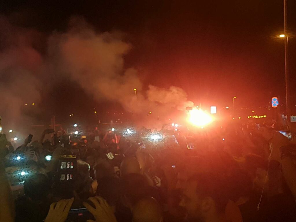 Αμόκ λατρείας για Αραούχο! - Αποθεωτική υποδοχή από τους οπαδούς της ΑΕΚ - «Επέστρεψα σπίτι μου» - Media