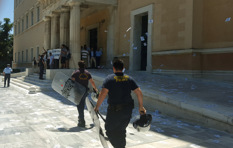 Ανάρτηση Ρουβίκωνα για τις ενέργειες σε Βουλή, σπίτι Μητσοτάκη και Siemens - Media
