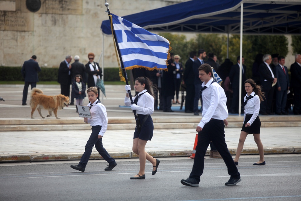 Με τροπολογία του υπ. Παιδείας, μόνο στους άριστους η σημαία (pdf) - Media