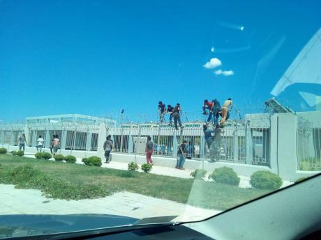 Συνωστισμός στα κάγκελα του λιμανιού της Πάτρας από πρόσφυγες (pics) - Media