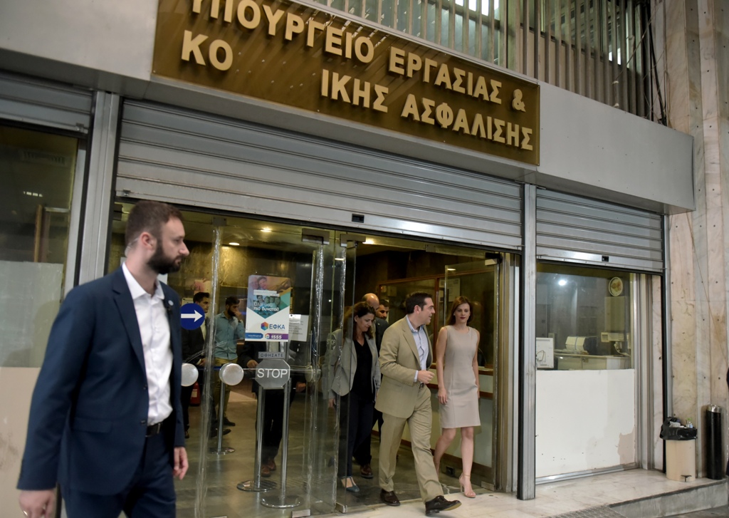 Το Υπουργείο Εργασίας διαψεύδει: Δεν προωθούμε διάταξη για «πρόωρο τέλος στις συντάξεις πριν τα 62» - Media