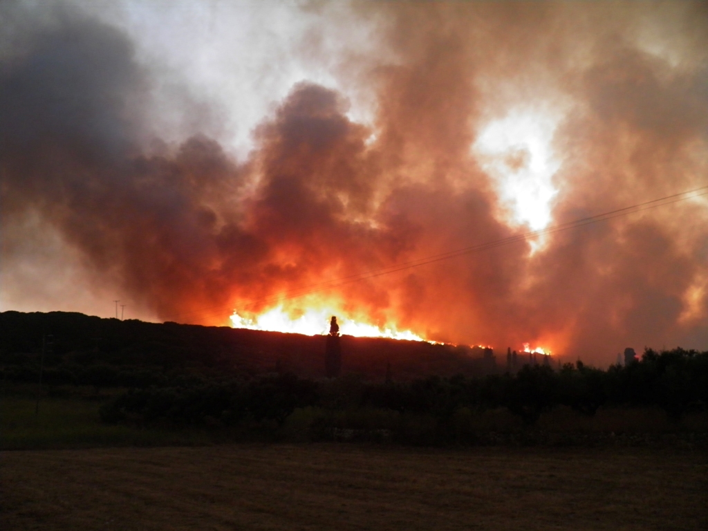 Εφιαλτική νύχτα στα Κύθηρα – Εκκενώθηκαν οικισμοί (Photos - Video) - Media