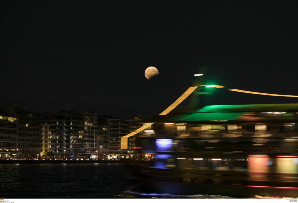 H πανσέληνος και η έκλειψη που «μάγεψαν» τη γη (photos) - Media Gallery