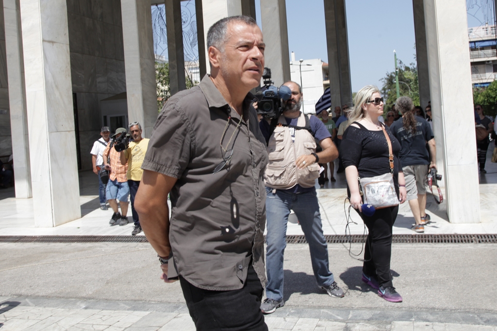 Θεοδωράκης: Καλή δύναμη σε όσους κρατούν τη χώρα όρθια - Media