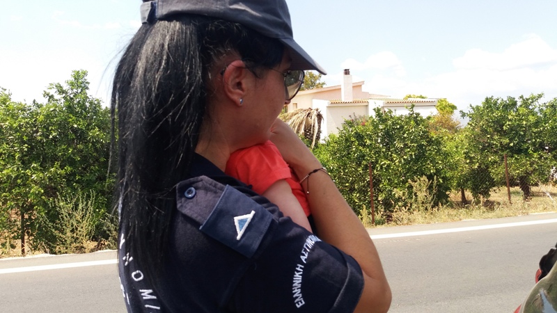 Αστυνομικίνα «υιοθέτησε» μωρό μετά από τροχαίο (photos) - Media