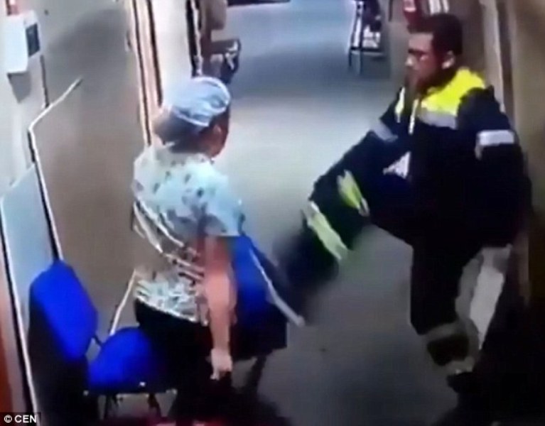 Φρίκη σε νοσοκομείο στη Χιλή: Νοσηλευτής κλωτσά έγκυο στην κοιλιά (Video) - Media
