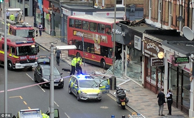 Πανικός στο Λονδίνο: Λεωφορείο έπεσε πάνω σε κατάστημα - Πληροφορίες για εγκλωβισμένους επιβάτες (Photos) - Media Gallery 5