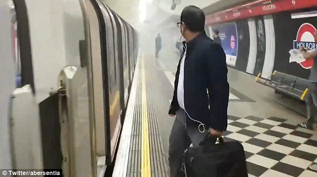 Αναστάτωση σε σταθμό του μετρό στο Λονδίνο εξαιτίας καπνού (Video) - Media