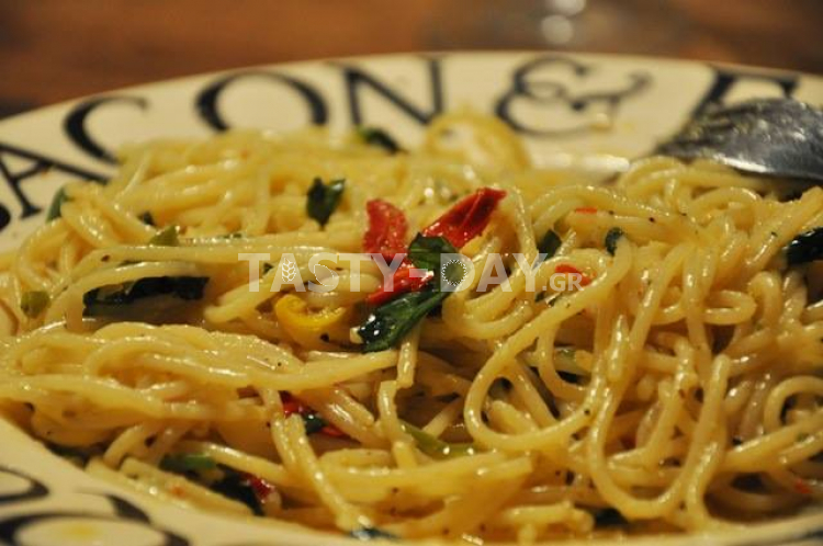 Μακαρόνια σκορδόλαδο πικάντικα- Παραδοσιακή μακαρονάδα της ιταλικής υπαίθρου - Media